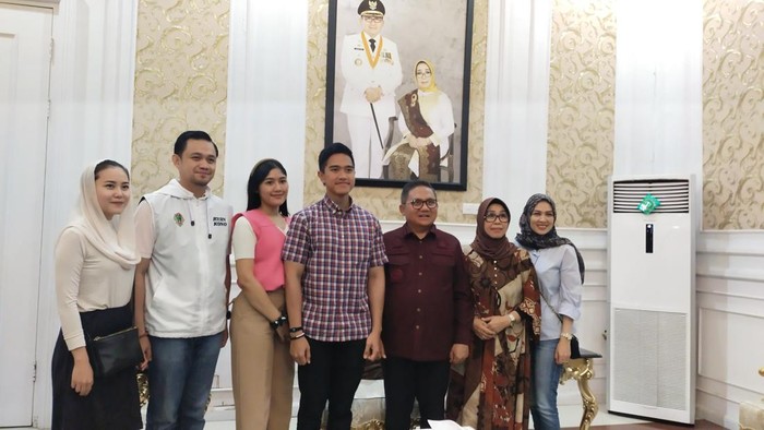 Ketum PSI Kaesang Pangarep kunjungi Rumah Dinas Wali Kota Gorontalo. Di lokasi, Kaesang dijamu makan siang dengan menu khas Gorontalo oleh Wali Kota Gorontalo, Marten Taha.