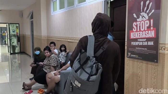 Kiai NS tiba di ruangan unit PPA Polres Gresik.