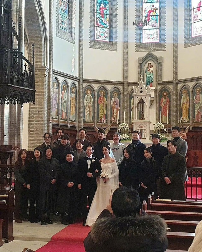 Pernikahan mereka diramaikan dengan kedatangan sejumlah artis Korea kenamaan seperti Cha Tae Hyun, Shin Ha Kyun, Jung Woo Sung, dan Oh Jung Se. Foto: Instagram