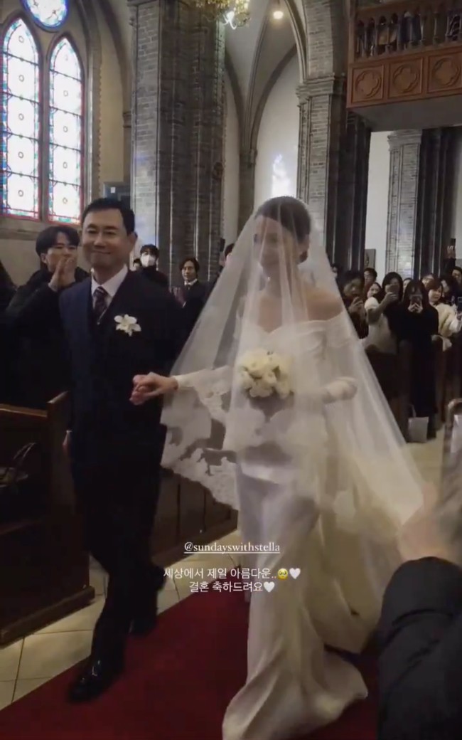 Wanita cantik itu akhirnya melabuhkan hatinya pada Kim Dong Wook, bintang drama Korea Find Me in Your Memory. Foto: Instagram