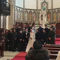 Pernikahan mereka diramaikan dengan kedatangan sejumlah artis Korea kenamaan seperti Cha Tae Hyun, Shin Ha Kyun, Jung Woo Sung, dan Oh Jung Se. Foto: Instagram