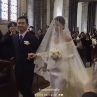 Wanita cantik itu akhirnya melabuhkan hatinya pada Kim Dong Wook, bintang drama Korea Find Me in Your Memory. Foto: Instagram