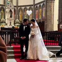 Foto pernikahan Kim Dong Wook dan Stella Kim sontak heboh menjadi perbincangan SONE setelah dibagikan rekan mereka yang hadir. Pasalnya Stella Kim pernah menjadi trainee SM Entertainment dan hampir debut menjadi personel SNSD. Foto: Instagram