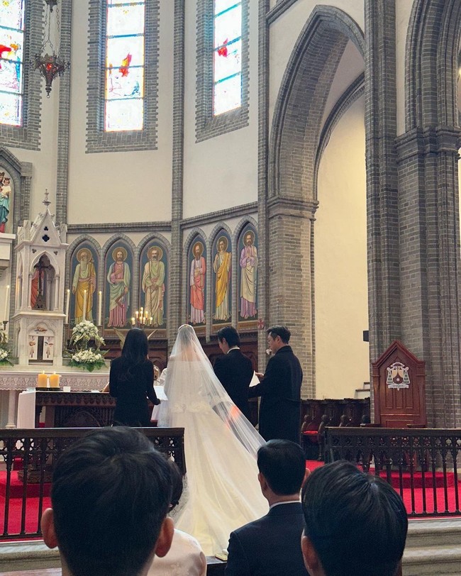 Di hari bahagianya, Kim Dong Wook mengenakan setelan jas hitam dengan dasi kupu-kupu. Sedangkan Stella Kim terlihat anggun memakai gaun pengantin berwarna putih, lengkap dengan veil panjang. Foto: Instagram
