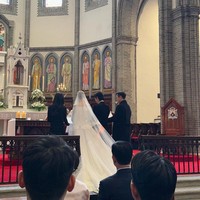 Di hari bahagianya, Kim Dong Wook mengenakan setelan jas hitam dengan dasi kupu-kupu. Sedangkan Stella Kim terlihat anggun memakai gaun pengantin berwarna putih, lengkap dengan veil panjang. Foto: Instagram