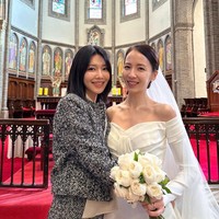 Pernikahan Stella Kim dan Kim Dong Wook juga dihadiri Sooyoung SNSD, yang pernah menjalani masa trainee bersama Stella di SM Entertainment. Foto: Instagram