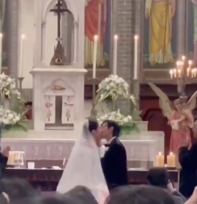 Hubungan Lee Dong Wook dan Stella Kim selama ini tidak diketahui publik. Alhasil banyak penggemar SNSD yang terkejut setelah melihat foto pernikahan mereka. Foto: Instagram