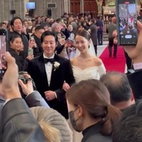 Aktor Korea Kim Dong Wook resmi menikahi kekasihnya Stella Kim pada Jumat (22/12/2023). Pernikahan itu berlangsung sakral dan khidmat di Katedral Myeongdong. Foto: Instagram