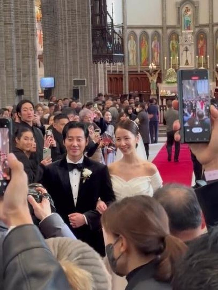 Kim Dong Wook menikahi Stella Kim, mantan trainee SM Entertainment