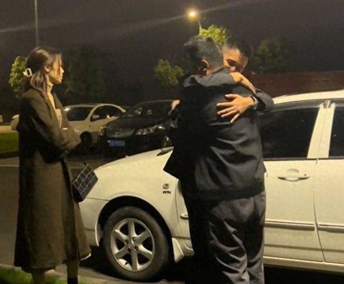 Pria peluk dan menangis dengan selingkuhan istrinya