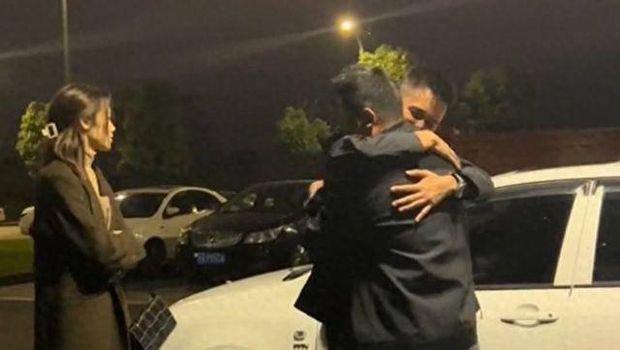 Pria peluk dan menangis dengan selingkuhan istrinya