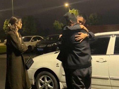 Pria peluk dan menangis dengan selingkuhan istrinya