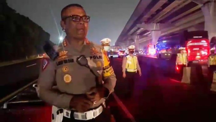 Dirlantas Polda Metro Jaya Kombes Latif Usman di Km 39 Tol Jakarta-Cikampek, Sabtu (23/12/2023) malam.