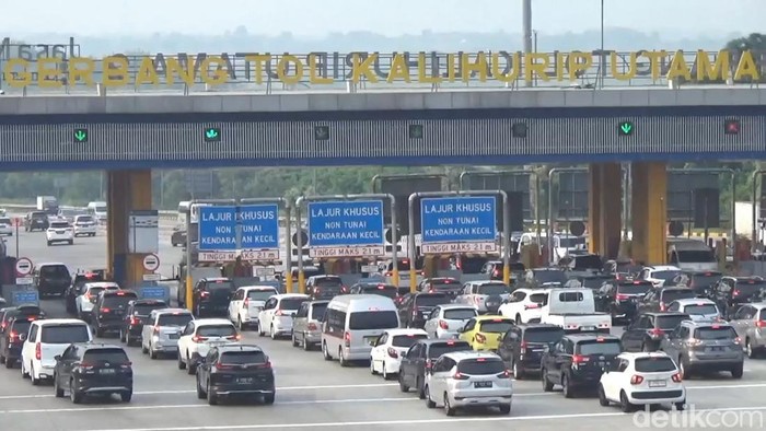 Kondisi lalin di Tol Kalihurip Utama.