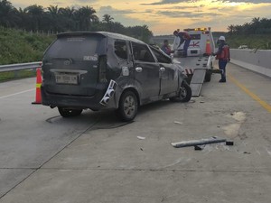 Terbalik Avanza Over Kapasitas di Tol Pekanbaru-Bangkinang Bikin 1 Orang Tewas