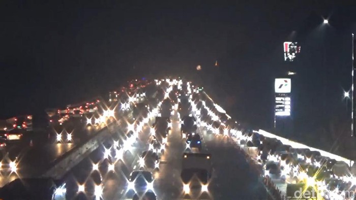Kondisi terkini di Tol Cikampek, Sabtu (23/12/2023) malam.