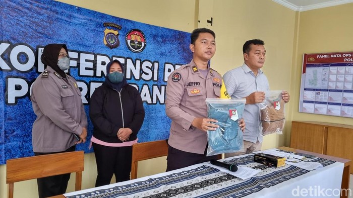 Konferensi pers emak-emak penipu modus uang kembalian di Bantul, Sabtu (23/12/2023). Emak-emak pelaku akhirnya meminta maaf kepada pemilik minimarket.