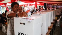Warga memasukkan surat suara ke dalam kotak suara saat mengikuti simulasi pemungutan dan penghitungan suara pada Pemilu 2024 di Makassar, Sulawesi Selatan, Sabtu (23/12/2023).