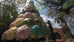 Kreatif, Pohon Natal Ini Terbuat dari Payung Warna-warni