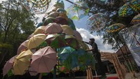 Pohon Natal yang terbuat dari susunan payung warna-warni itu gambaran suka cita kedatangan Tuhan Yesus Kristus sebagai wujud belas kasih Allah yang senantiasa memberi perlindungan kepada seluruh umat manusia. 