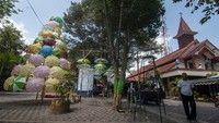 Pohon natal itu dipasang di seberang Gereja Katolik Santa Perawan Maria Bunda Kristus, Wedi, Klaten, Jawa Tengah, Jumat (22/12/2023).  