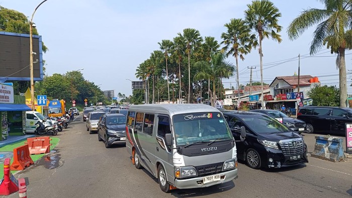 Lalu lintas di Simpang Gadog, Bogor menuju Kawasan Puncak, Sabtu (23/12/2023).