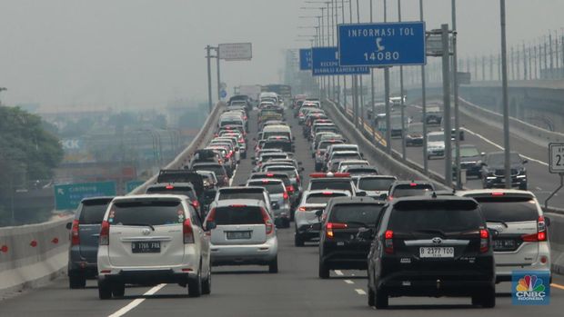 Lalu lintas jalan tol layang Sheikh Mohammed bin Zayed (MBZ) menuju arah Cikampek terpantau macet saat libur Nataru, Sabtu (23/12/2023). (CNBC Indonesia/Muhammad Sabki)