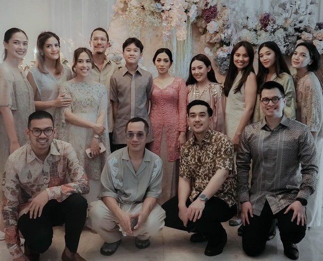 Sebelum resmi bertunangan, keduanya sering membagikan potret mesra di Instagram.  Foto: Instagram @dewiandarini