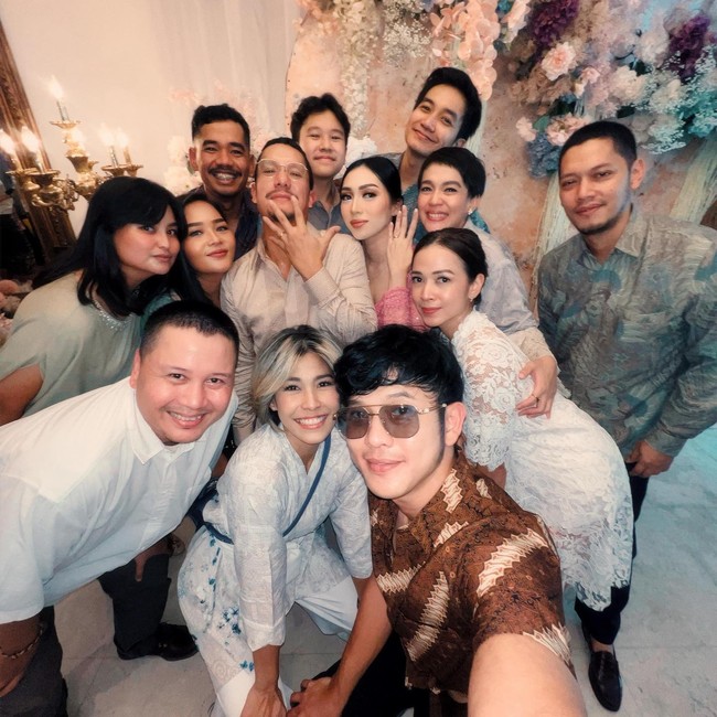 Angga dan Ririn sendiri diketahui sudah berpacaran selama tiga terakhir. Setelah prosesi lamaran, tampaknya kedua sejoli itu akan segera menikah. Foto: Instagram @dewiandarini