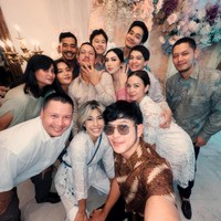 Angga dan Ririn sendiri diketahui sudah berpacaran selama tiga terakhir. Setelah prosesi lamaran, tampaknya kedua sejoli itu akan segera menikah. Foto: Instagram @dewiandarini