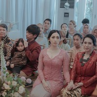 Ririn adalah adik dari Rian DMasiv. Ia juga diketahui berkecimpung di industri musik sebagai backing vocal Afgan. Foto: Instagram @dewiandarini