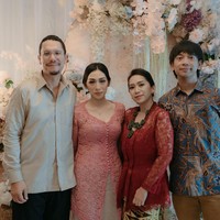 Dalam postingannya, Ririn berterima kasih kepada kedua kakaknya, termasuk Rian, karena telah menggantikan peran almarhum orang tua mereka. Foto: Instagram @dewiandarini