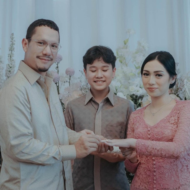 Dalam prosesi tersebut turut hadir, Sheemar, anak semata wayang Angga dengan mantan istri, Melanie Putria. Melanie sendiri ikut memberikan dukungan di kolom komentar. Bismillah. Semoga lancar semuanya ya, tulis mantan Putri Indonesia itu. Foto: Instagram @dewiandarini