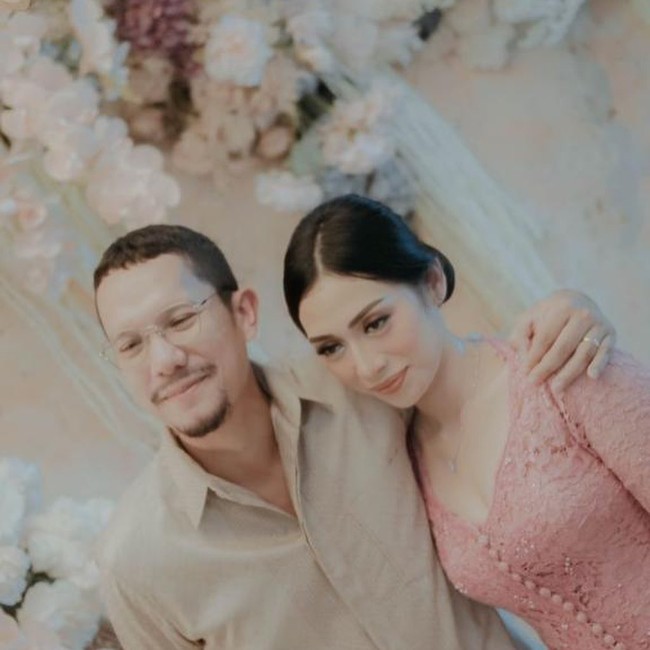 Angga Maliq & DEssentials beberapa hari lalu telah melamar kekasihnya, Dewi Andrarini atau Ririn. Keduanya baru membagikan potret bahagia mereka yang dihadiri orang-orang terdekat, termasuk Rian DMasiv. Foto: Instagram @dewiandarini