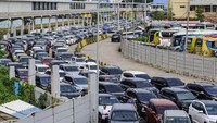 Antrean kendaraan yang akan memasuki Dermaga Pelabuhan Eksekutif Merak mengular panjang. 