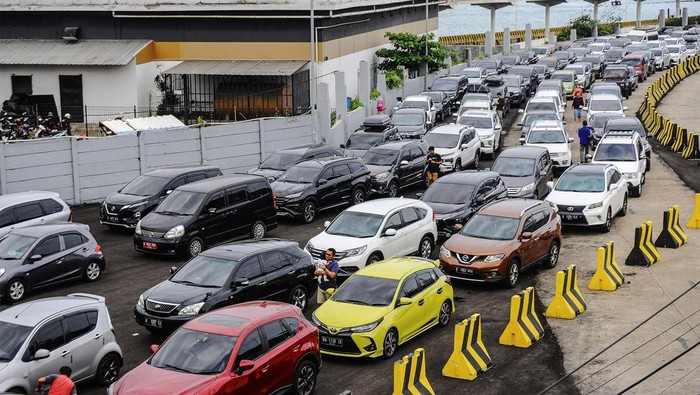 Ratusan kendaraannya mengantre saat akan menuju area tiket dermaga di Dermaga Pelabuhan Eksekutif Merak, Kota Cilegon, Banten, Sabtu (23/12/2023). PT ASDP Ferry Cabang Merak memprediksi kenaikan jumlah kebdaraan pada puncak mudik Natal dan Tahun Baru 2024 mencapai 15 persen atau sebanyak 13.447 kendaraan dibandingkan dengan tahun sebelumnya. ANTARA FOTO/Muhammad Bagus Khoirunas/foc.