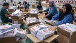 Mahasiswa Palu Bantu Lipat Surat Suara Pemilu 2024