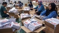 KPU Kota Palu melibatkan 100 mahasiswa untuk membantu melipat suara Pemilu 2024.