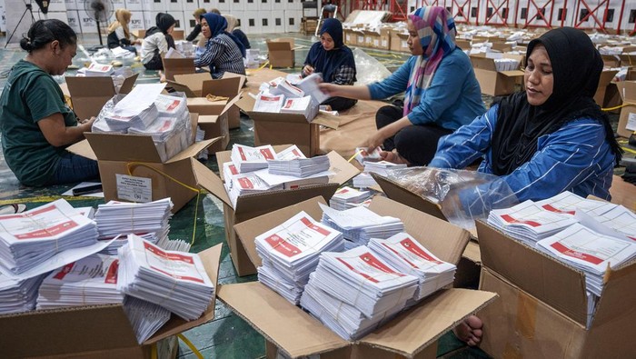 Mahasiswa Bantu Lipat Surat Suara Pemilu 2024 Sejumlah mahasiswa melipat surat suara untuk Pemilu 2024 di Gudang Logistik KPU Kota Palu di Palu, Sulawesi Tengah, Jumat (22/12/2023). KPU Kota Palu melibatkan sebanyak 100 mahasiswa lintas perguruan tinggi untuk membantu melipat suara Pemilu 2024 dan optimis dapat memenuhi target penyelesaian hingga H-7 pemungutan suara. ANTARA FOTO/Basri Marzuki/rwa.