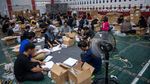 Mahasiswa Palu Bantu Lipat Surat Suara Pemilu 2024