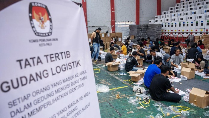 Mahasiswa Bantu Lipat Surat Suara Pemilu 2024 Sejumlah mahasiswa melipat surat suara untuk Pemilu 2024 di Gudang Logistik KPU Kota Palu di Palu, Sulawesi Tengah, Jumat (22/12/2023). KPU Kota Palu melibatkan sebanyak 100 mahasiswa lintas perguruan tinggi untuk membantu melipat suara Pemilu 2024 dan optimis dapat memenuhi target penyelesaian hingga H-7 pemungutan suara. ANTARA FOTO/Basri Marzuki/rwa.