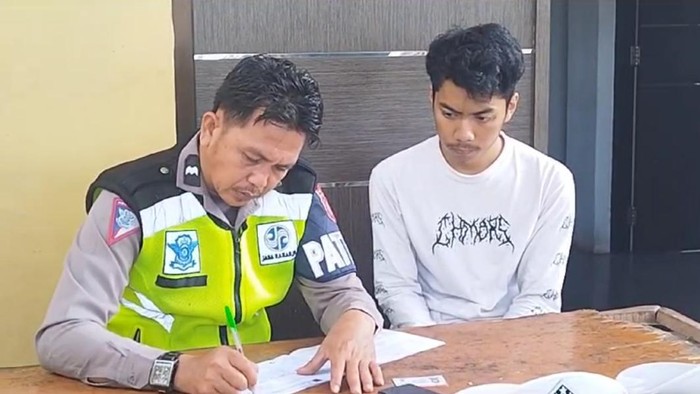 Pemuda bernama Fauzan (22) disanksi tilang usai membuat konten freestyle motor di area Kantor Bupati Maros, Sulawesi Selatan (Sulsel).
