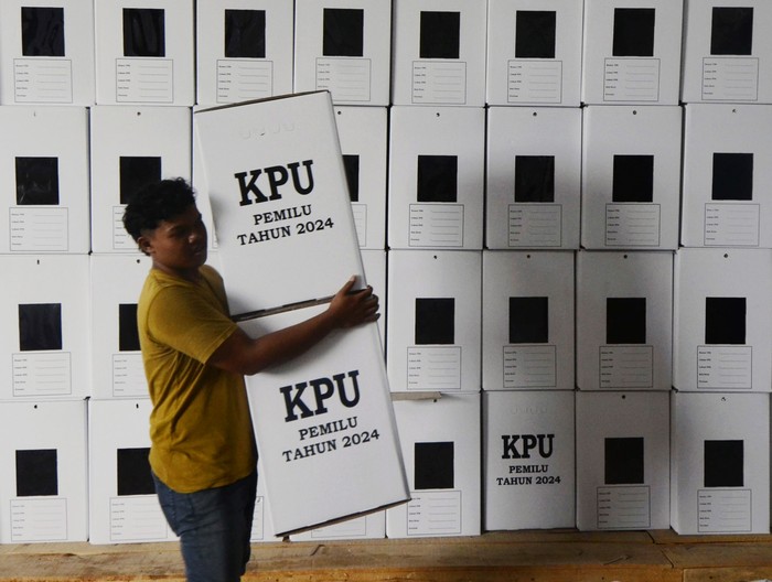 Pekerja merapikan kotak suara Pemilu 2024 usai selesai dirakit di gudang logistik pemilu Komisi Pemilihan Umum (KPU) Kota Bandar Lampung, Lampung, Sabtu (23/12/2023). KPU Bandar Lampung mulai melakukan perakitan 14.444 kotak suara untuk kebutuhan sekitar 2.880 Tempat Pemungutan Suara (TPS) pada Pemilu serentak 14 Februari 2024. ANTARA FOTO/ Ardiansyah/foc.