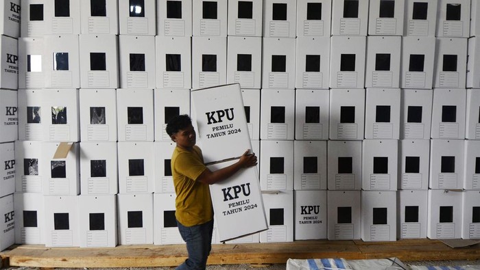 Pekerja merapikan kotak suara Pemilu 2024 usai selesai dirakit di gudang logistik pemilu Komisi Pemilihan Umum (KPU) Kota Bandar Lampung, Lampung, Sabtu (23/12/2023). KPU Bandar Lampung mulai melakukan perakitan 14.444 kotak suara untuk kebutuhan sekitar 2.880 Tempat Pemungutan Suara (TPS) pada Pemilu serentak 14 Februari 2024. ANTARA FOTO/ Ardiansyah/foc.