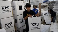 Para pekerja melakukan perakitan kotak suara Pemilu 2024. 