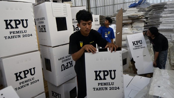Pekerja merapikan kotak suara Pemilu 2024 usai selesai dirakit di gudang logistik pemilu Komisi Pemilihan Umum (KPU) Kota Bandar Lampung, Lampung, Sabtu (23/12/2023). KPU Bandar Lampung mulai melakukan perakitan 14.444 kotak suara untuk kebutuhan sekitar 2.880 Tempat Pemungutan Suara (TPS) pada Pemilu serentak 14 Februari 2024. ANTARA FOTO/ Ardiansyah/foc.