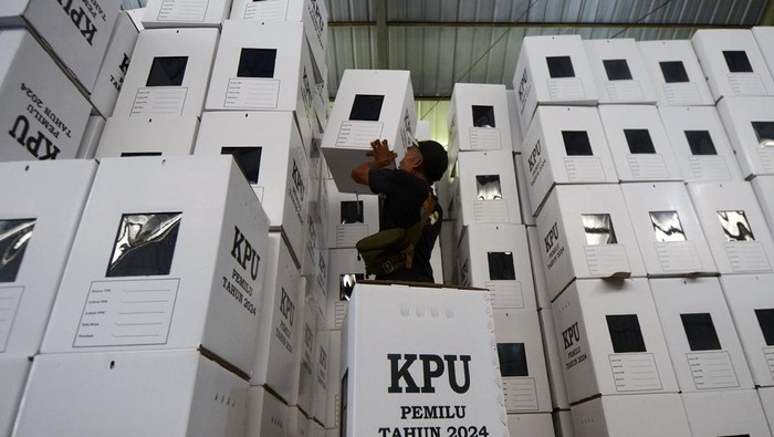 Pekerja merapikan kotak suara Pemilu 2024 usai selesai dirakit di gudang logistik pemilu Komisi Pemilihan Umum (KPU) Kota Bandar Lampung, Lampung, Sabtu (23/12/2023). KPU Bandar Lampung mulai melakukan perakitan 14.444 kotak suara untuk kebutuhan sekitar 2.880 Tempat Pemungutan Suara (TPS) pada Pemilu serentak 14 Februari 2024. ANTARA FOTO/ Ardiansyah/foc.