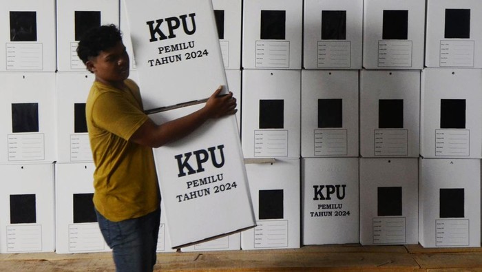 Pekerja merapikan kotak suara Pemilu 2024 usai selesai dirakit di gudang logistik pemilu Komisi Pemilihan Umum (KPU) Kota Bandar Lampung, Lampung, Sabtu (23/12/2023). KPU Bandar Lampung mulai melakukan perakitan 14.444 kotak suara untuk kebutuhan sekitar 2.880 Tempat Pemungutan Suara (TPS) pada Pemilu serentak 14 Februari 2024. ANTARA FOTO/ Ardiansyah/foc.