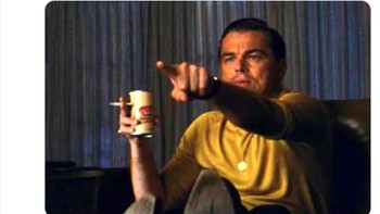 Meme Jokowi saat melihat penampilan Gibran di TV. Foto: Twitter