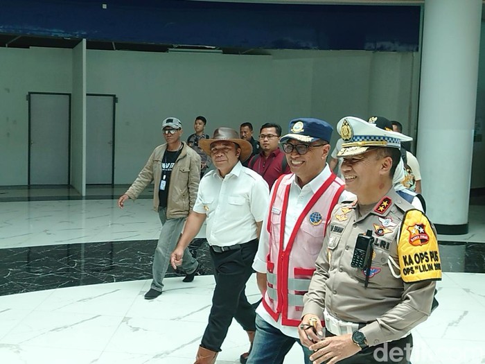 Menteri Perhubungan Budi Karya Sumadi di Pelabuhan Merak (M Iqbal/detikcom)